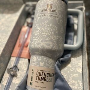 Stanley x LoveShackFancy 40oz Quencher H2.0 – Toscana Toile Alpine Blue (NEW)